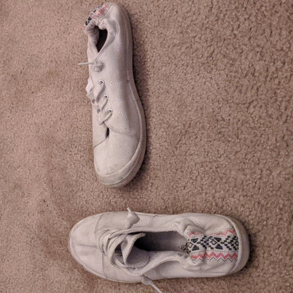 White tennis shoes. Size 8